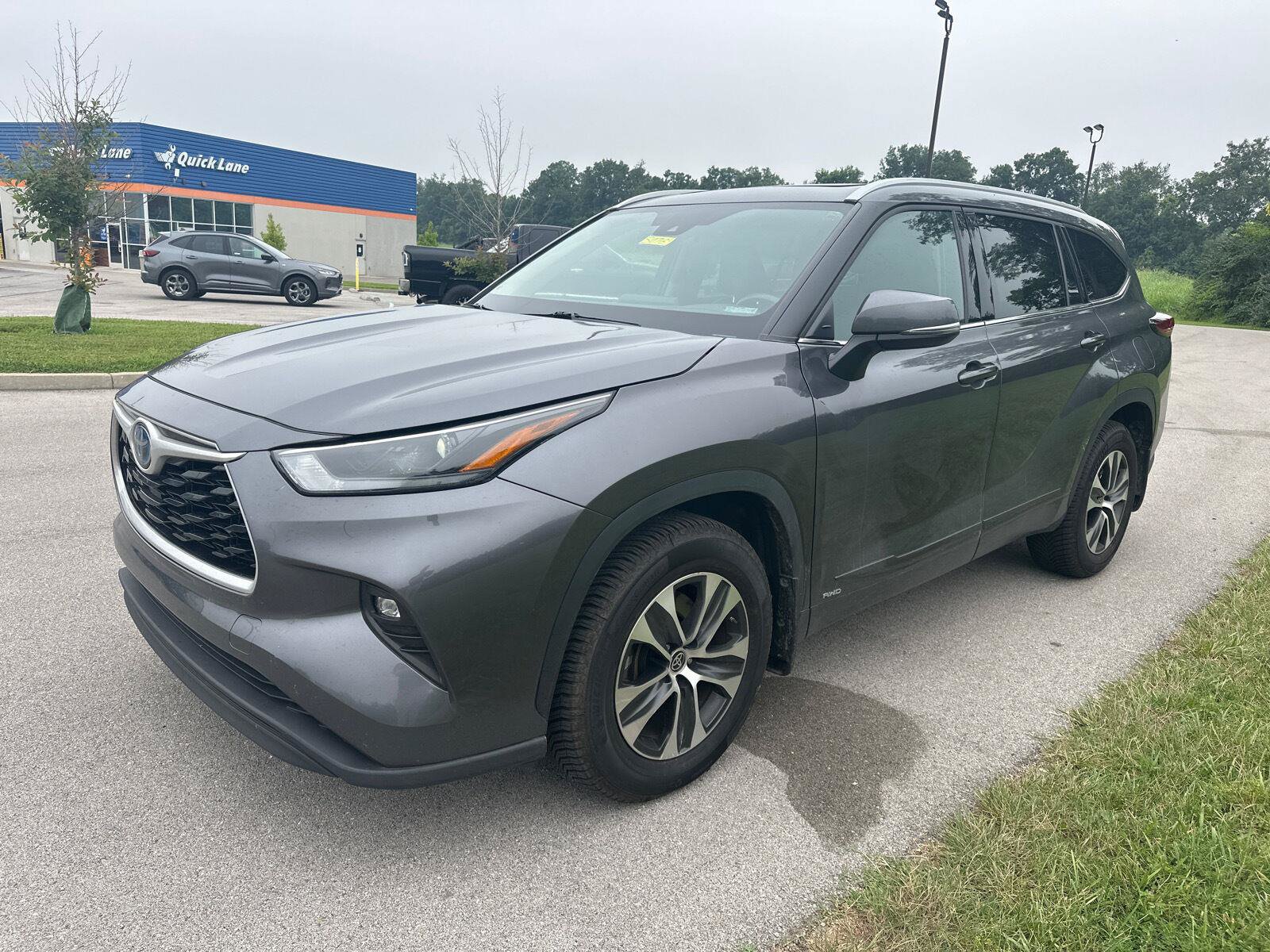 Used 2022 Toyota Highlander XLE AWD/4WD image 3