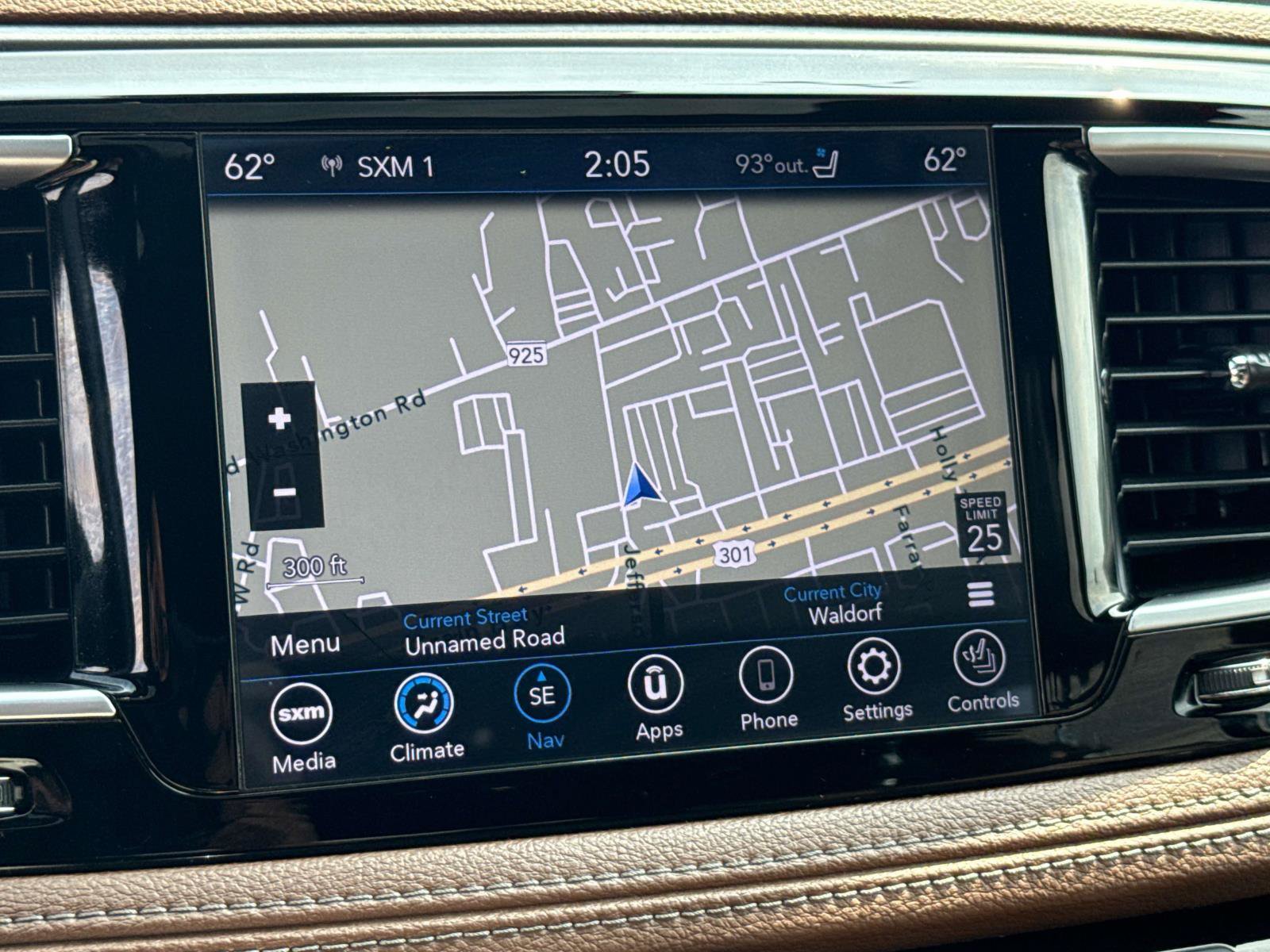 Used 2020 Chrysler Pacifica Limited w/ Advanced Safetytec Group FWD image 8
