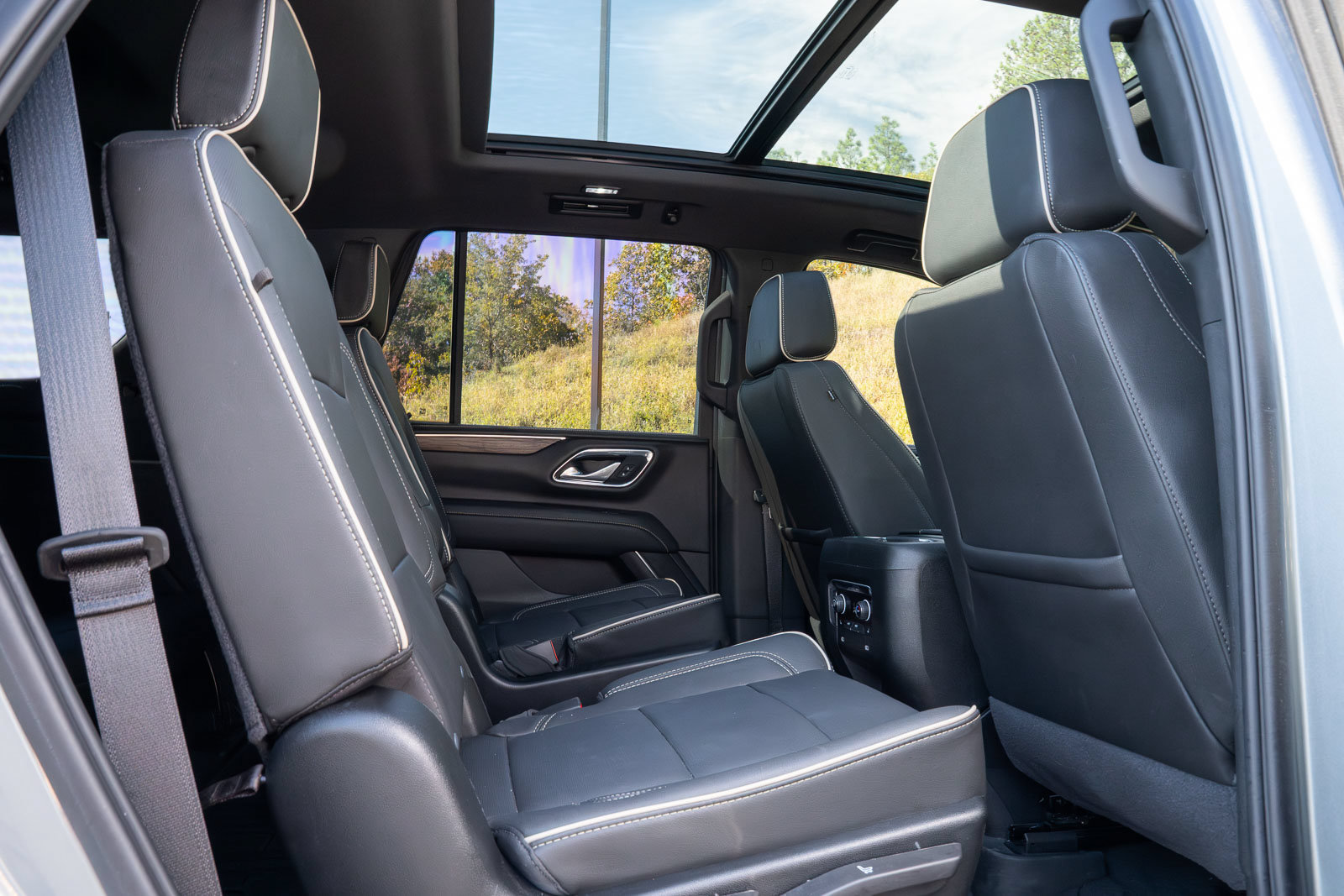 Used 2024 Chevrolet Tahoe Premier w/ Premium Package RWD image 24