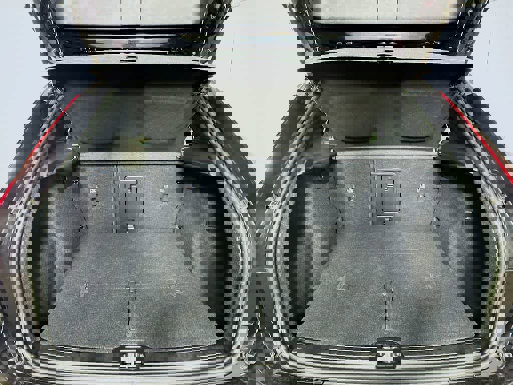 Used 2023 Volvo XC40 B5 Plus image 19