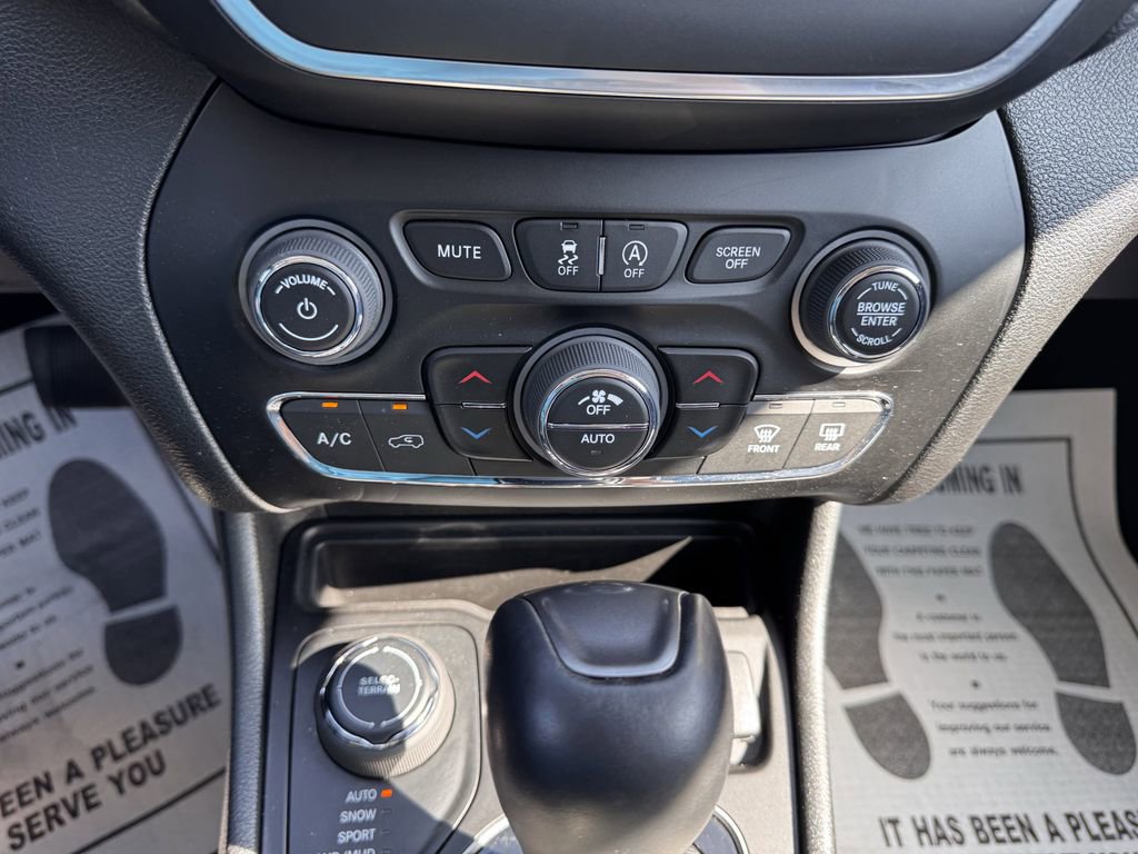 Used 2023 Jeep Cherokee Altitude Lux image 25