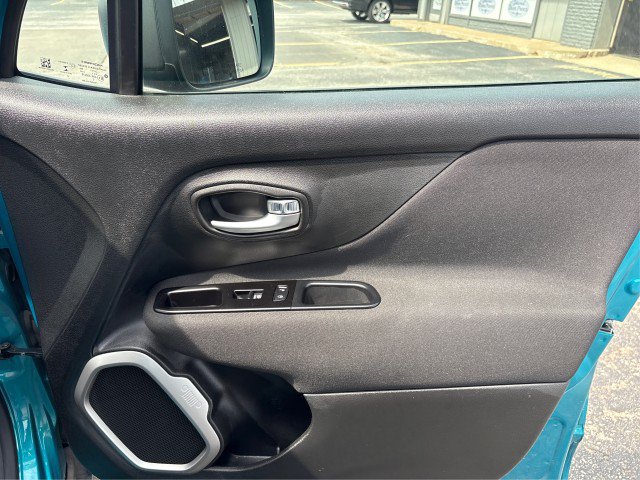 Used 2021 Jeep Renegade Latitude w/ Convenience Group AWD/4WD image 19