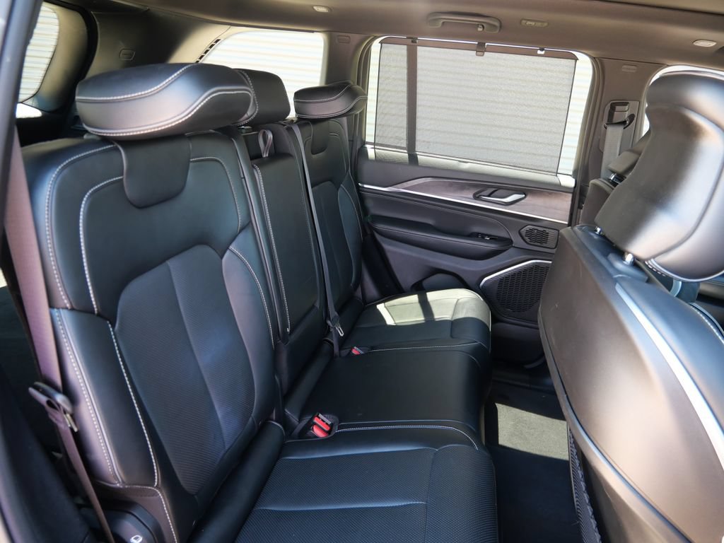 Used 2023 Jeep Grand Cherokee Overland w/ Luxury Tech Group IV AWD/4WD image 11