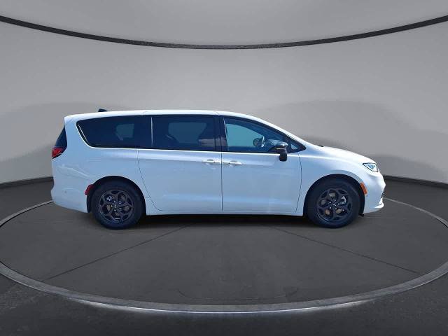 Used 2024 Chrysler Pacifica Limited FWD image 9