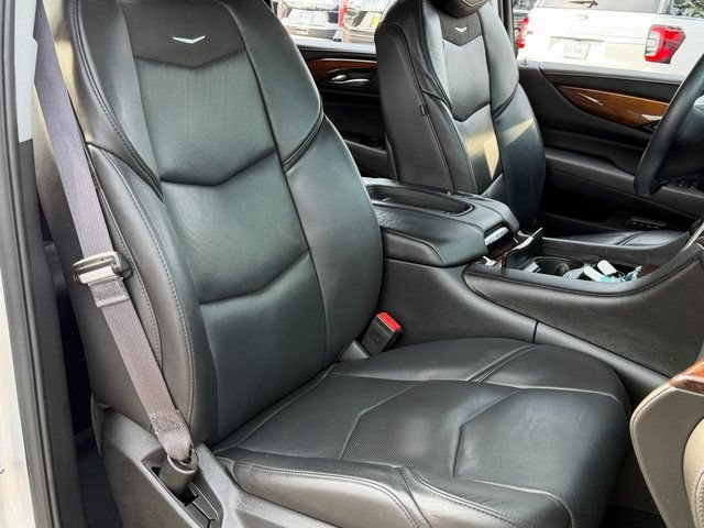 Used 2017 Cadillac Escalade Luxury AWD/4WD image 32