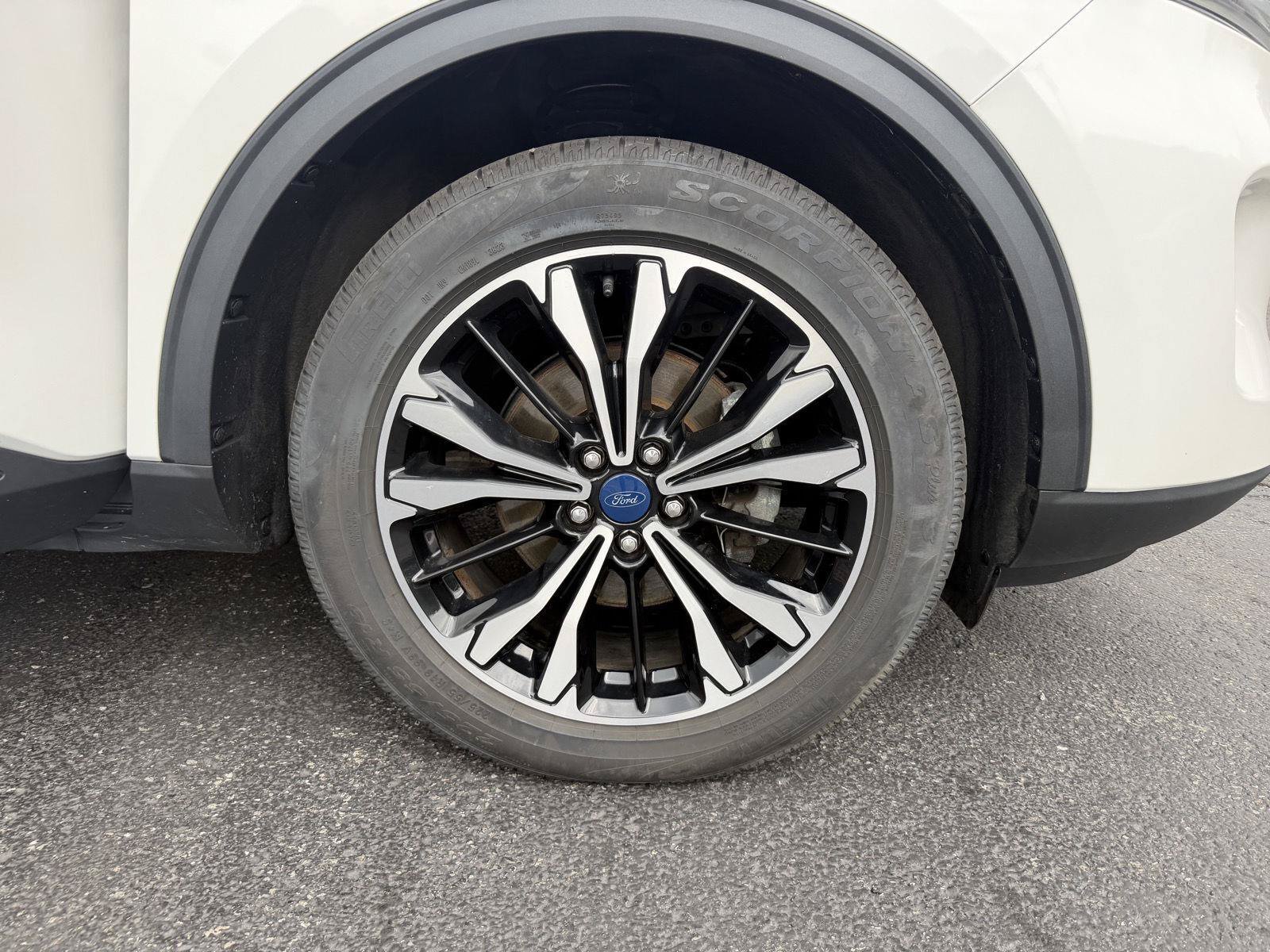 Certified 2022 Ford Escape SEL w/ SEL Stealth AWD Package image 32