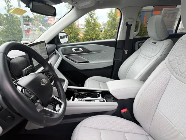 Certified 2025 Ford Explorer Platinum w/ Ultimate Package AWD/4WD image 15