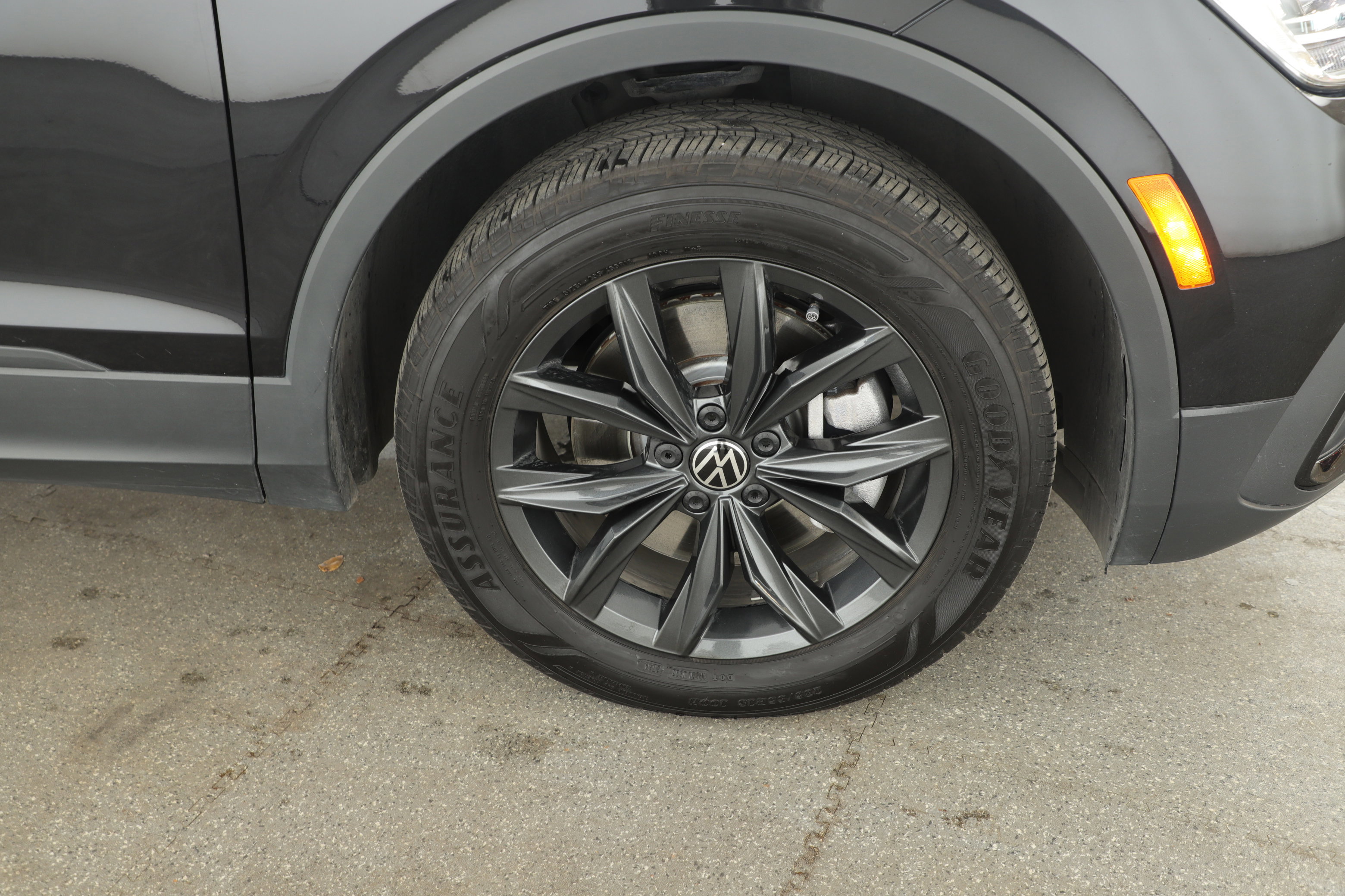 Used 2024 Volkswagen Tiguan SE image 8