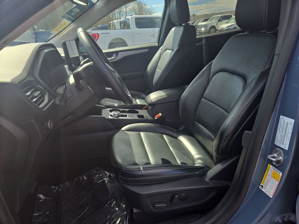 Certified 2025 Ford Escape Platinum AWD/4WD image 6