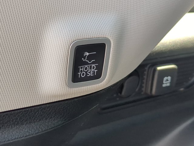 Used 2023 Jeep Grand Cherokee Limited w/ Luxury Tech Group II AWD/4WD image 32