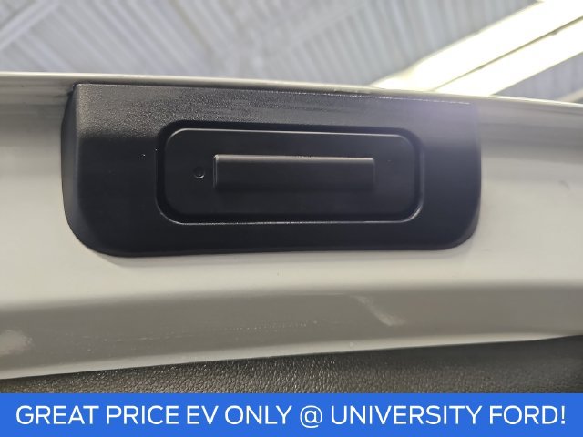 Used 2023 Chevrolet Bolt EUV LT w/ Convenience Package FWD image 13