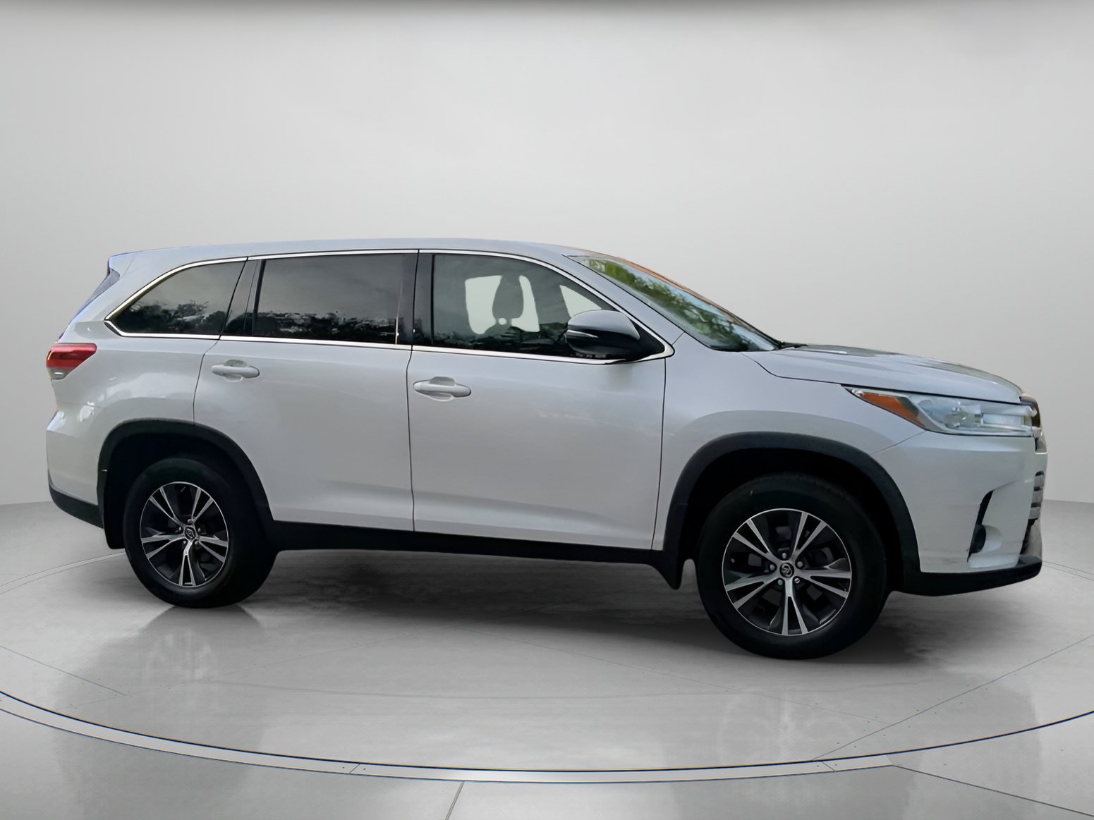 Used 2019 Toyota Highlander LE FWD image 34