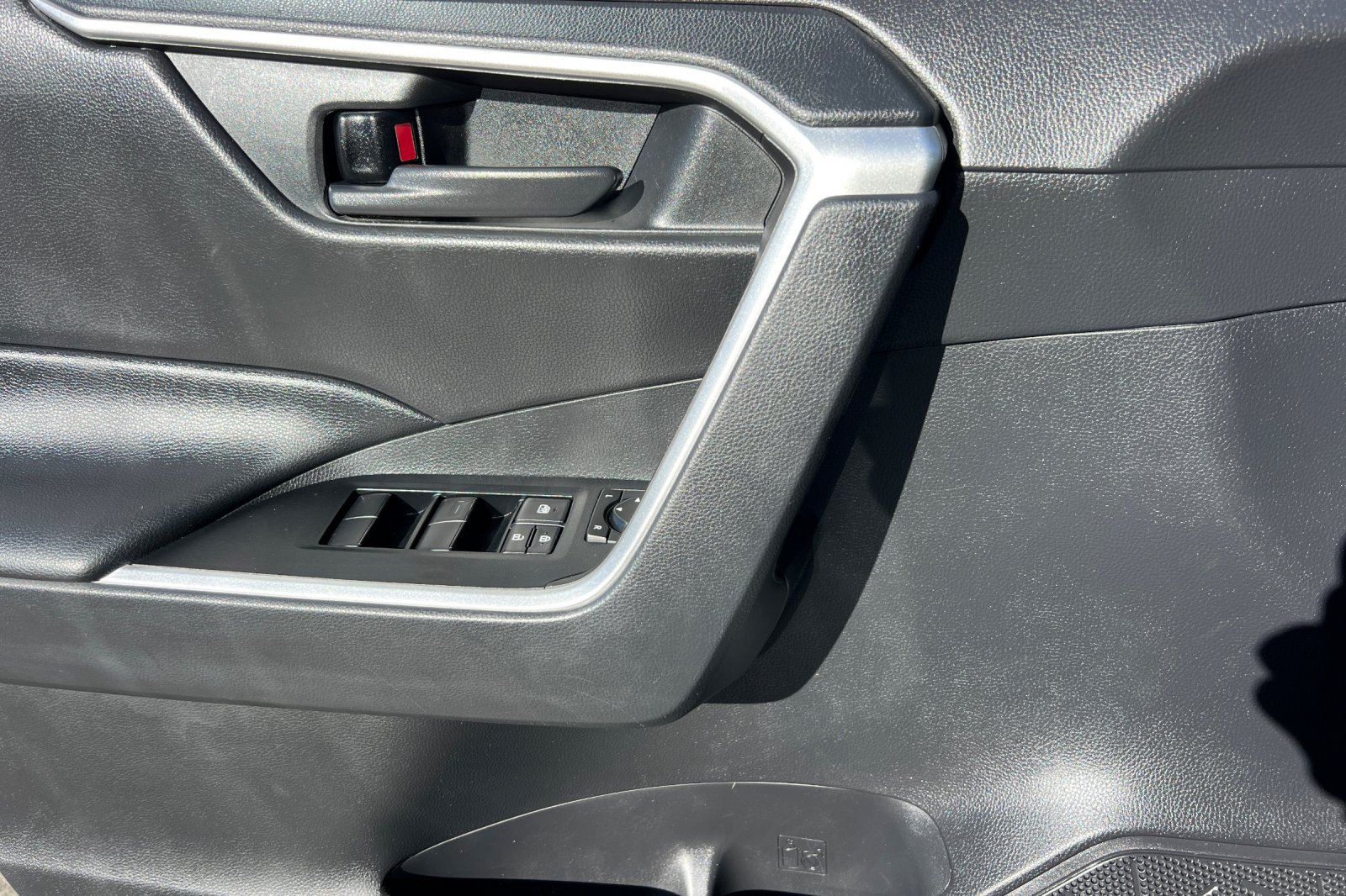 Used 2021 Toyota RAV4 LE FWD image 13