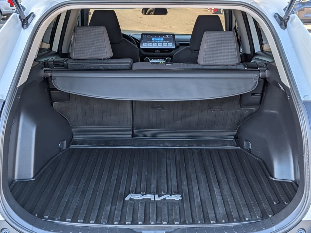 Used 2021 Toyota RAV4 LE image 13