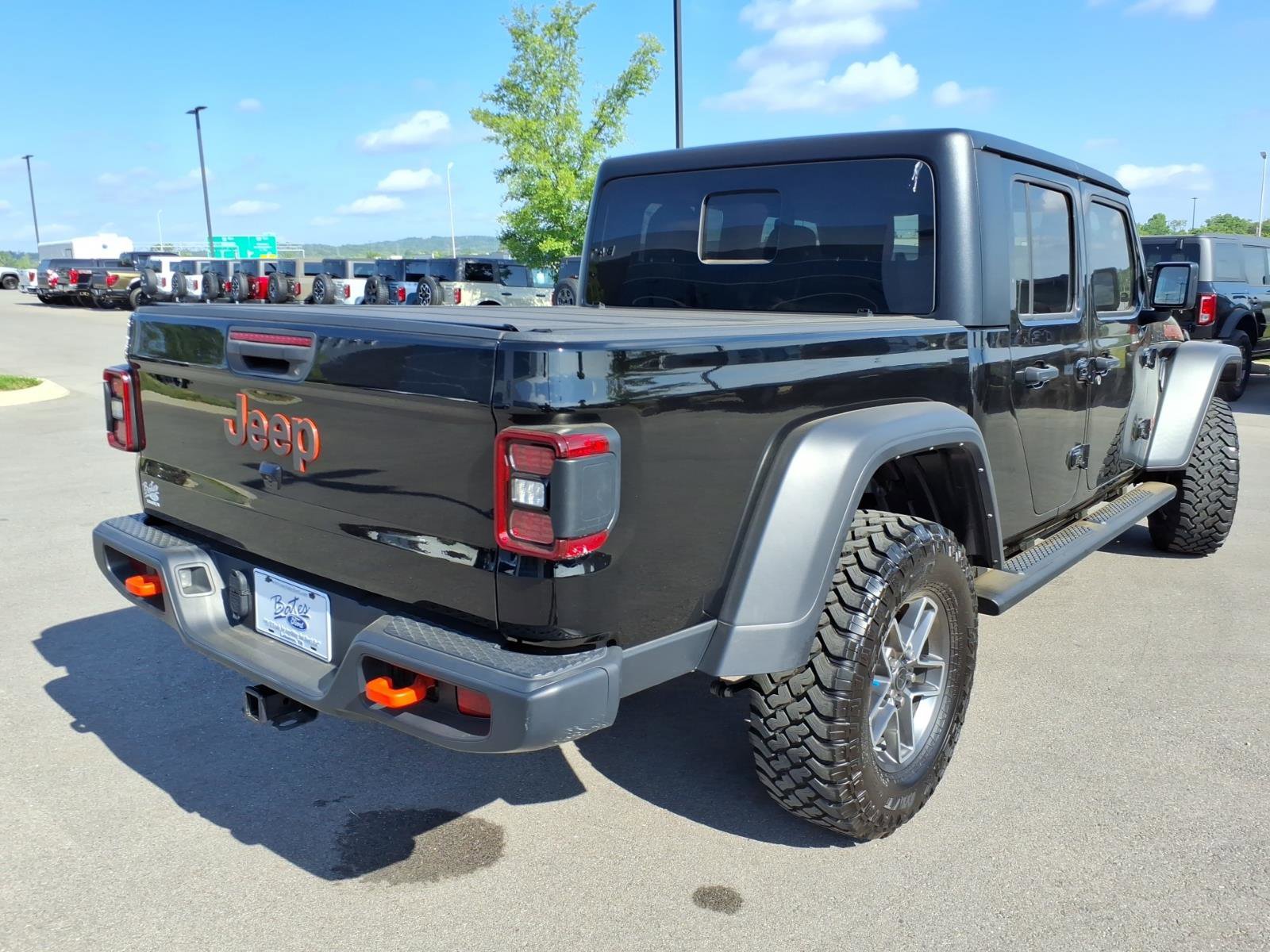 Used 2024 Jeep Gladiator Mojave w/ Technology Group AWD/4WD image 3