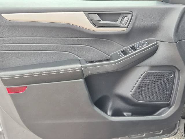 Certified 2022 Ford Escape SE w/ Cold Weather Package FWD image 9