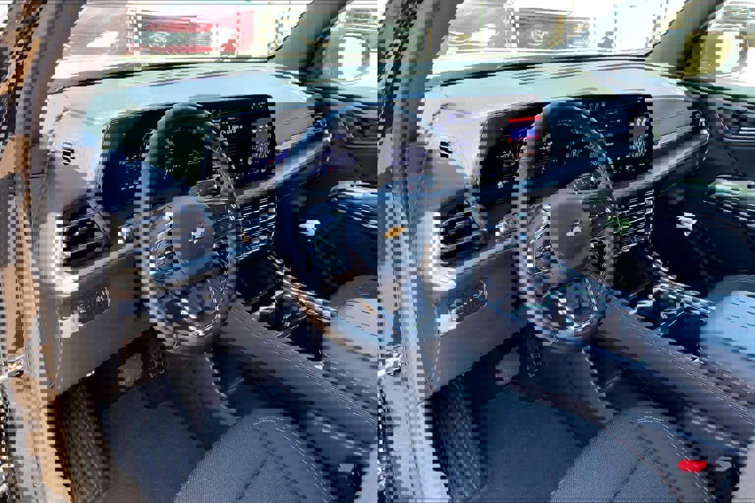 Used 2025 Chevrolet Traverse LT image 18