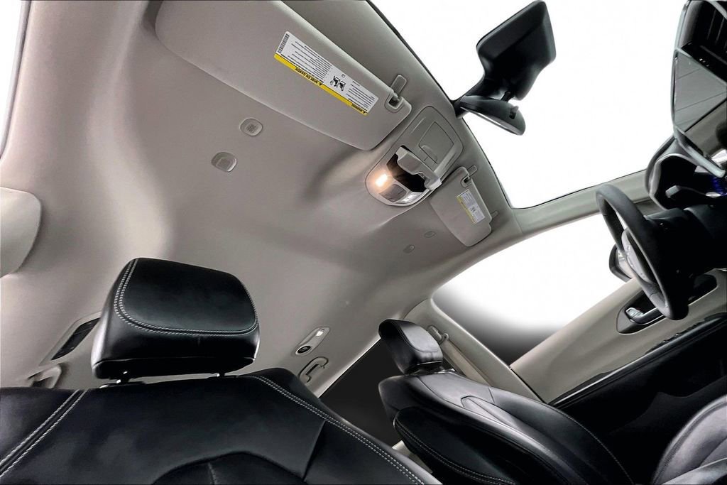 Used 2023 Chrysler Pacifica Touring-L image 22