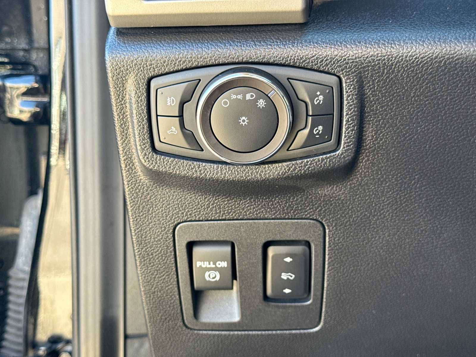 Certified 2019 Ford F150 Lariat w/ Equipment Group 502A Luxury AWD/4WD image 25