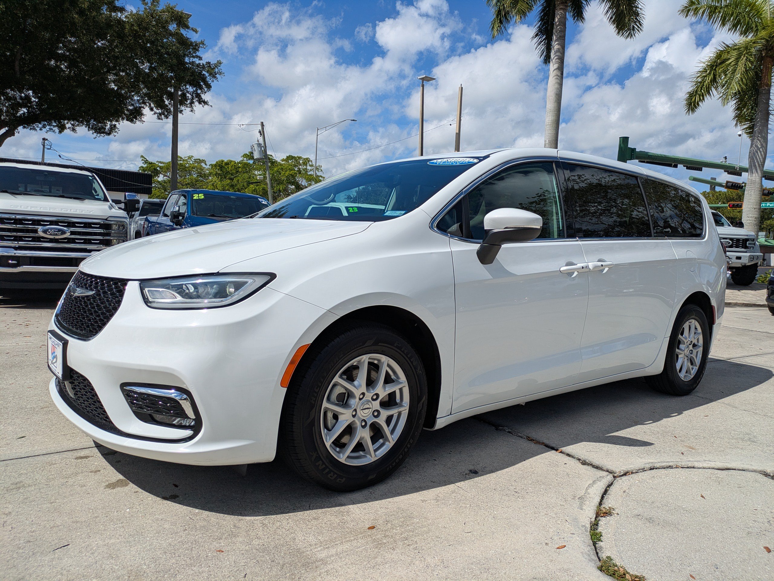 Used 2023 Chrysler Pacifica Touring-L FWD image 7