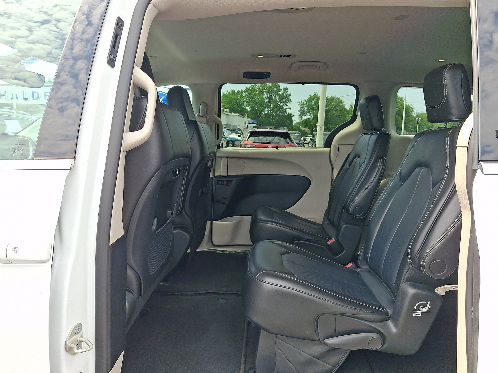 Used 2023 Chrysler Pacifica Touring-L FWD image 11