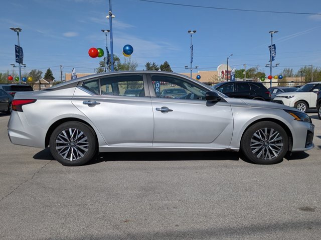 Used 2024 Nissan Altima 2.5 SV FWD image 3