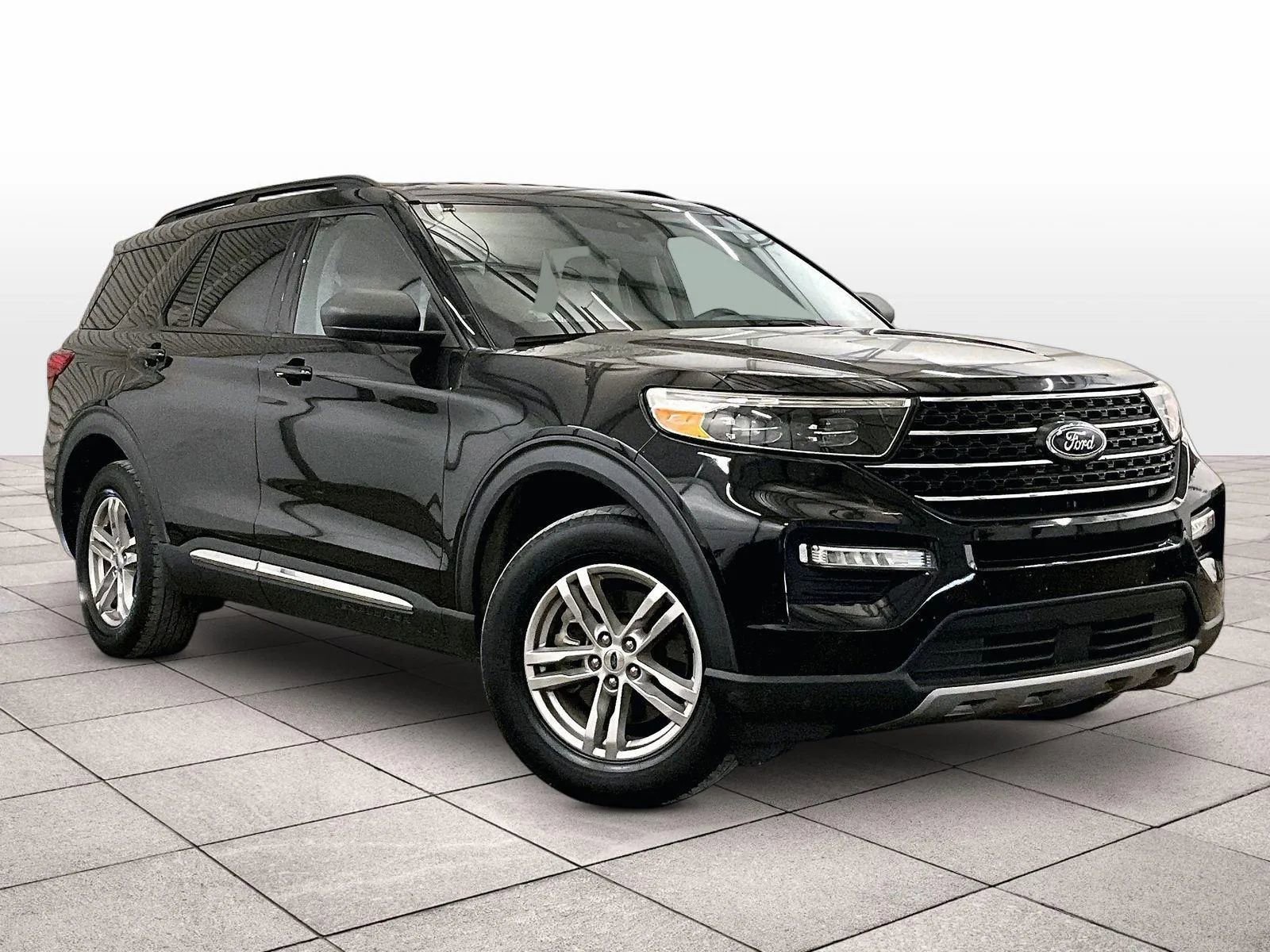 Certified 2022 Ford Explorer XLT w/ Equipment Group 202A AWD/4WD image 2