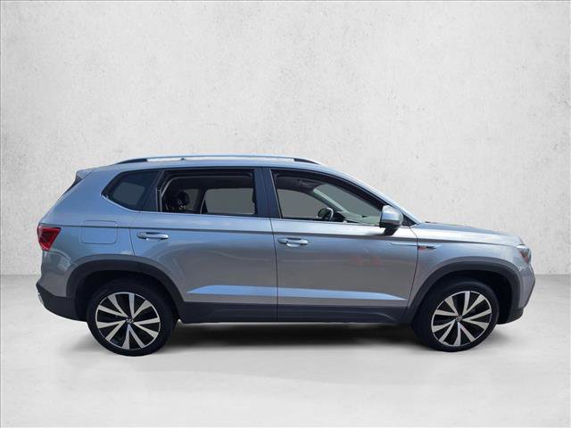 Used 2022 Volkswagen Taos SE FWD image 4
