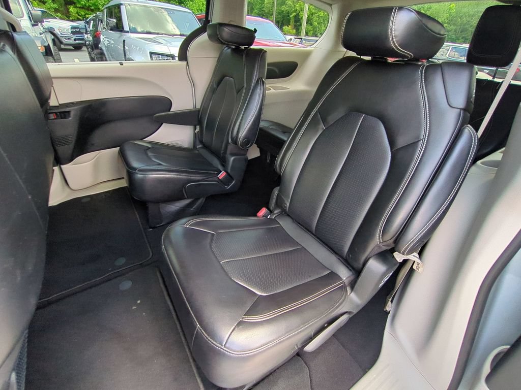 Used 2023 Chrysler Pacifica Touring-L FWD image 15