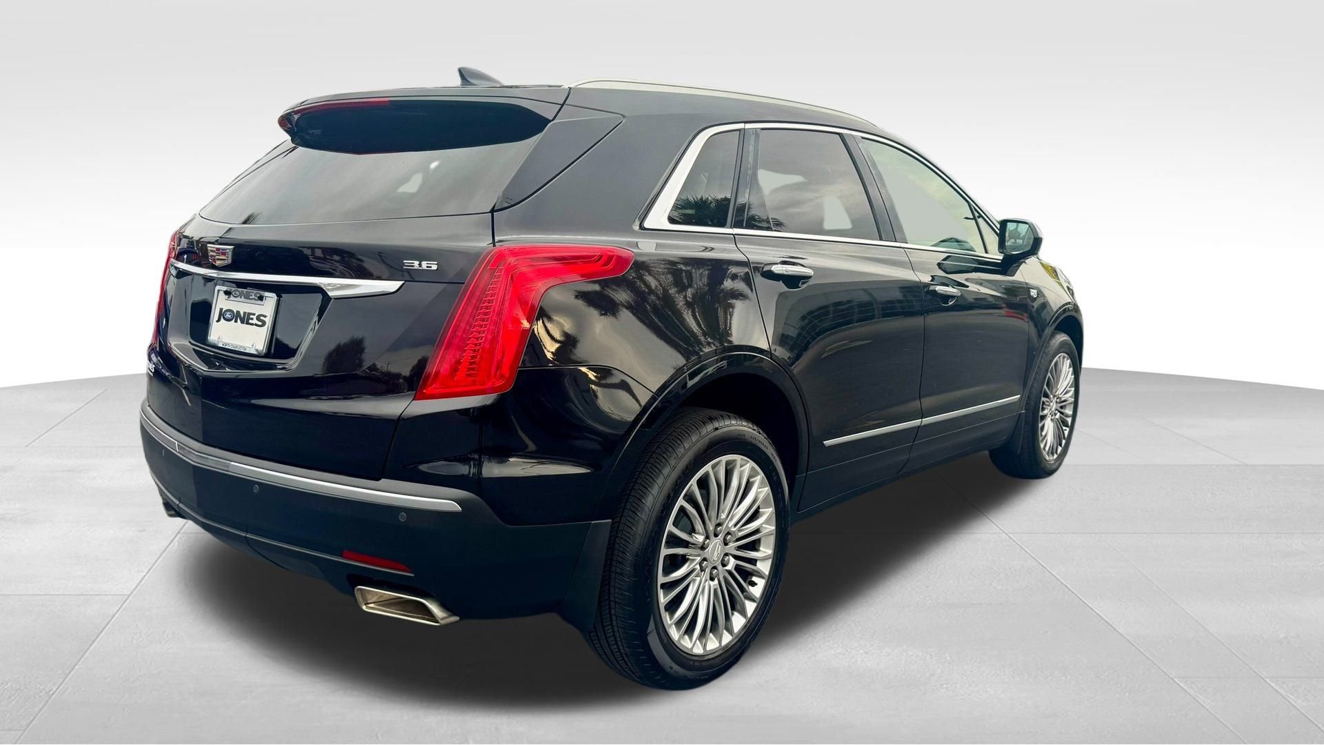 Used 2018 Cadillac XT5 Luxury w/ Driver Awareness Package image 11