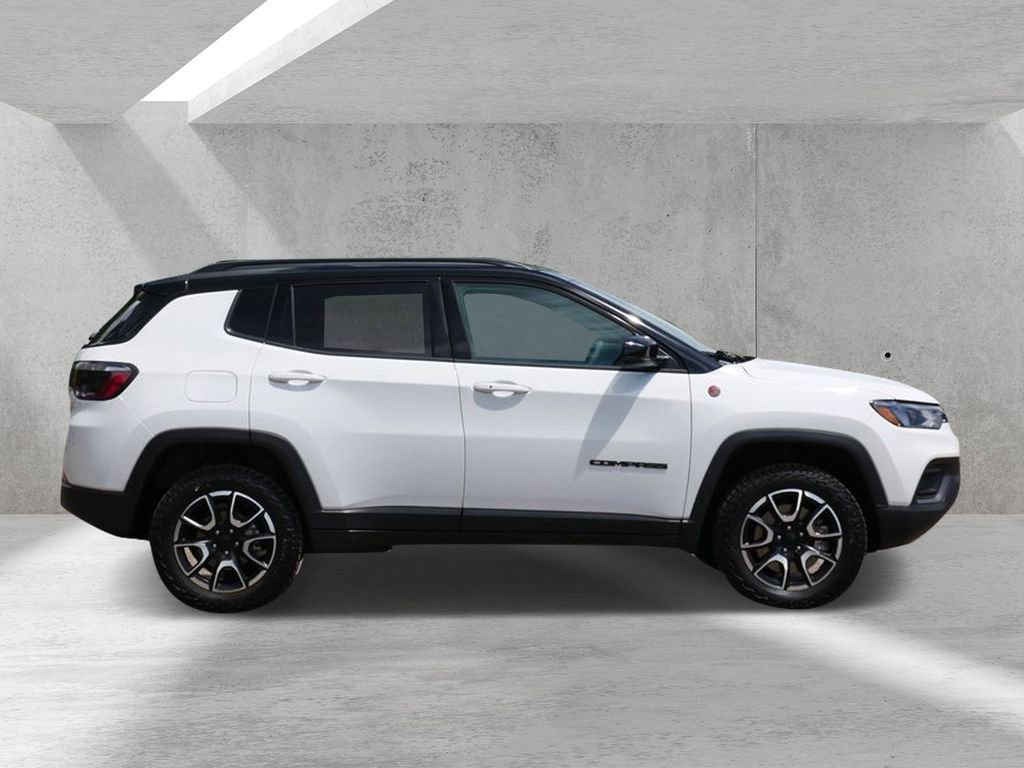 Used 2024 Jeep Compass Trailhawk AWD/4WD image 2
