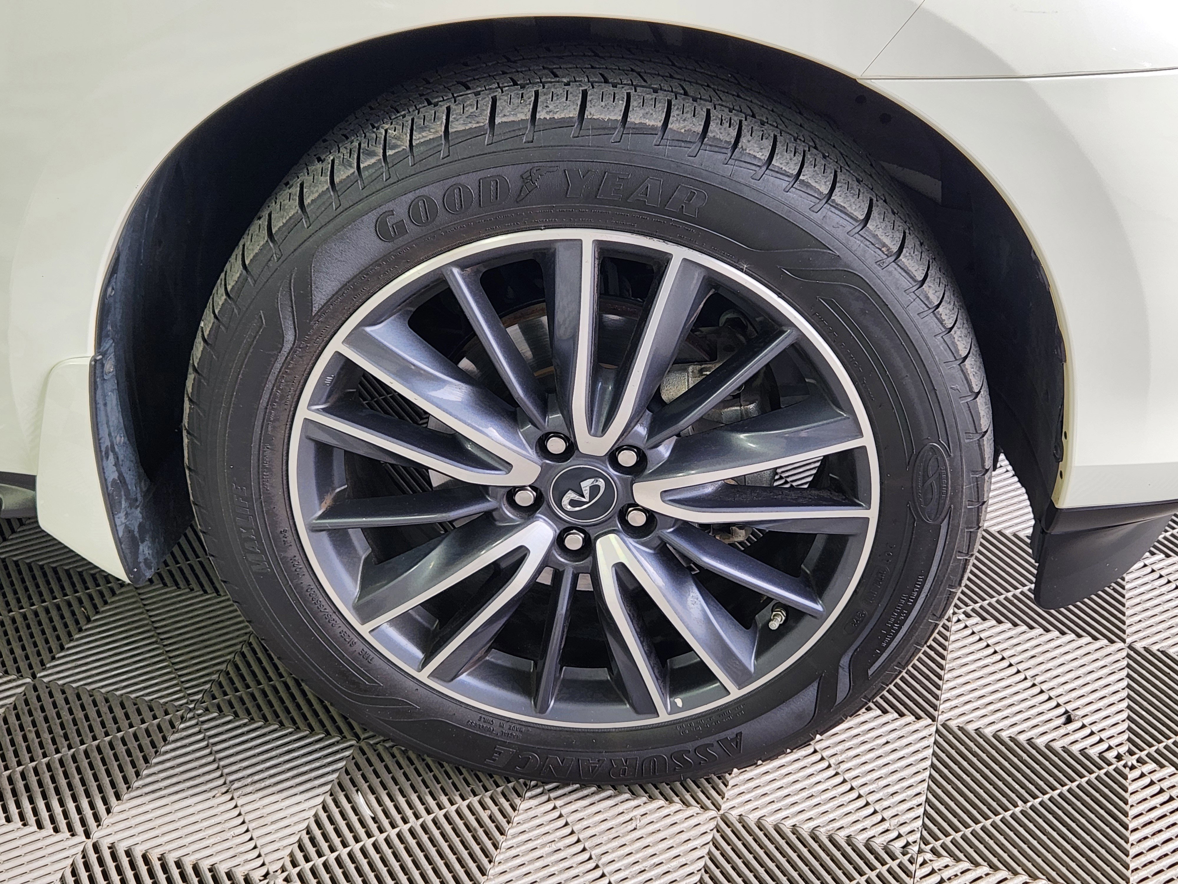 Used 2017 INFINITI QX60 Luxe w/ Deluxe Technology Package image 9