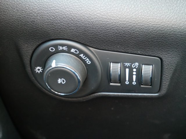 Used 2025 Jeep Compass Latitude w/ Sun & Sound Group AWD/4WD image 19