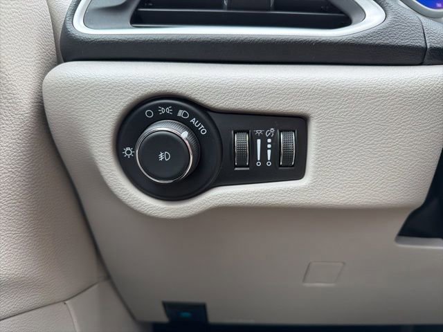 Used 2024 Chrysler Pacifica Touring-L image 25