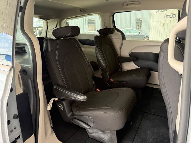 Used 2023 Chrysler Voyager LX FWD image 9