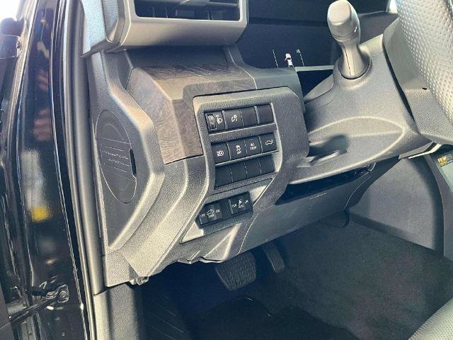 Used 2024 Toyota Tacoma Limited w/ Limited Package (LT) AWD/4WD image 16