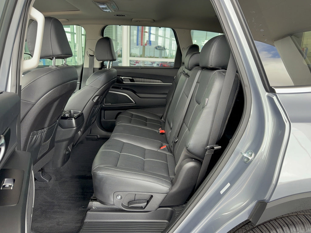 Used 2025 Kia Telluride EX image 13