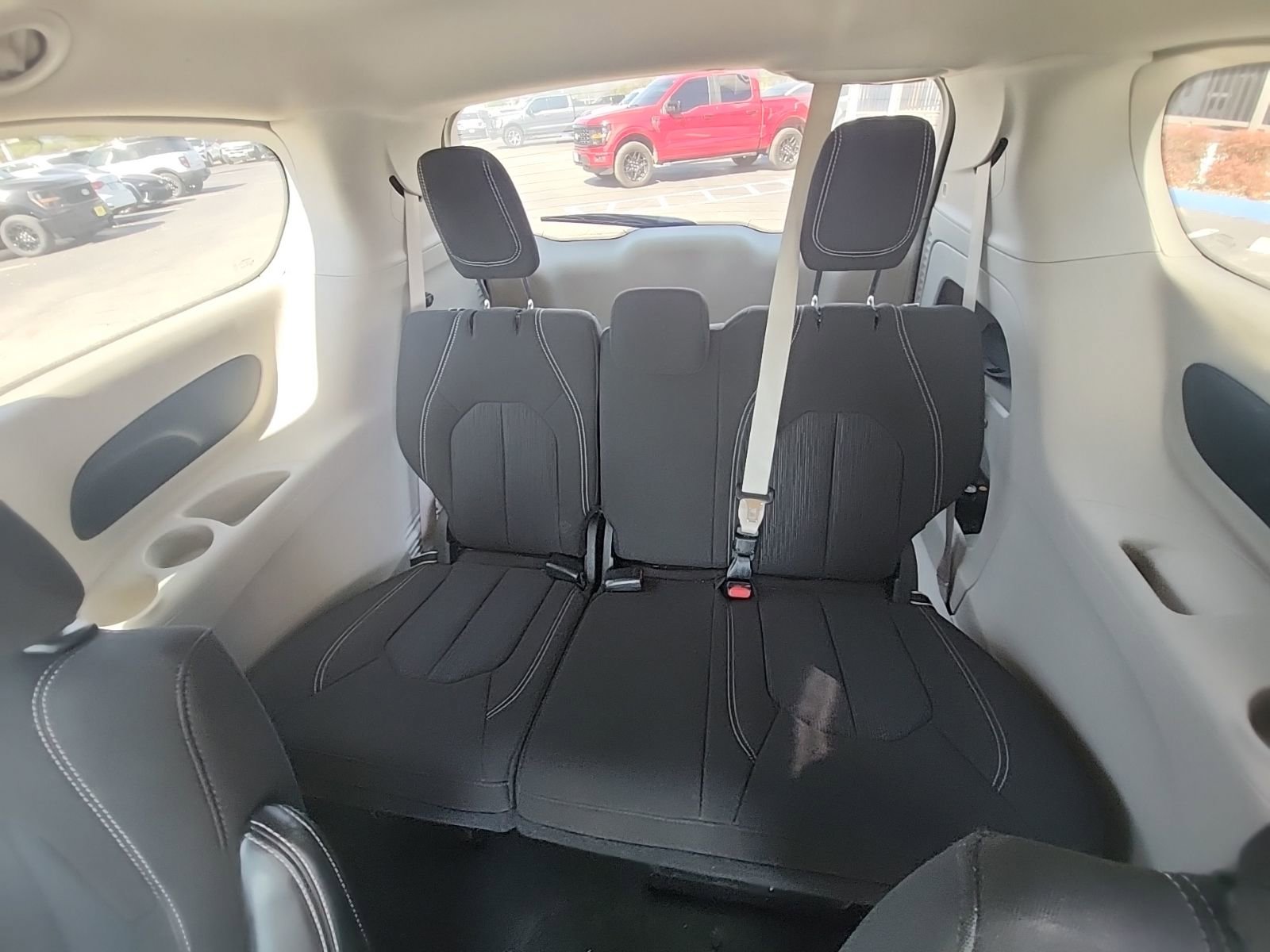 Used 2023 Chrysler Voyager LX image 9