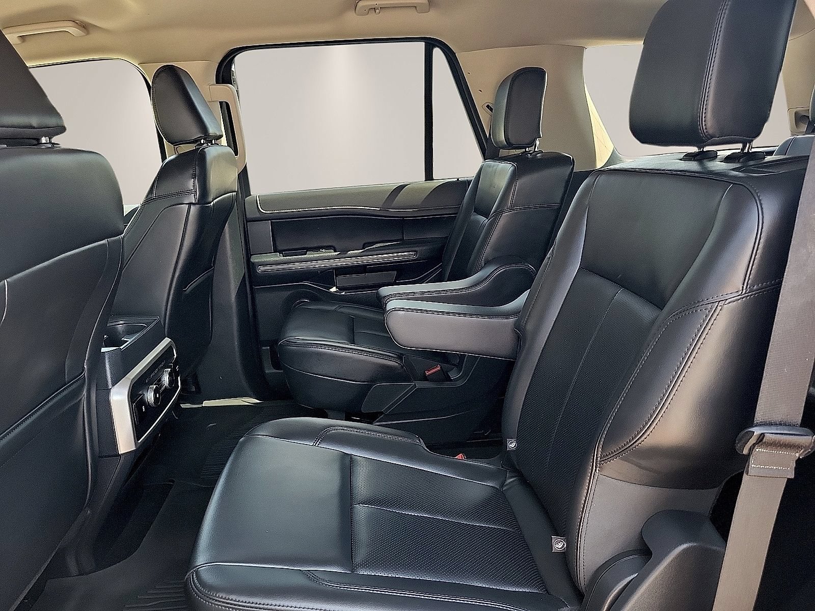 Certified 2024 Ford Expedition XLT RWD image 12