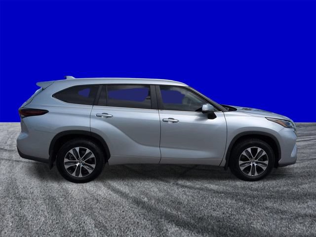 Used 2024 Toyota Highlander XLE AWD/4WD image 3