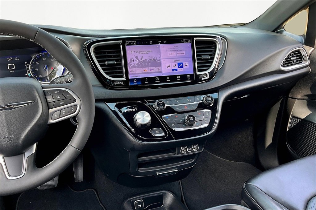 Used 2025 Chrysler Pacifica Select image 8