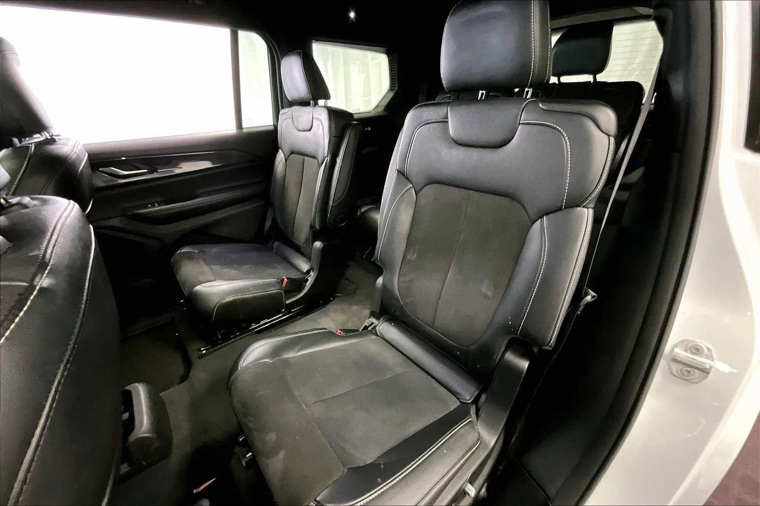 Used 2023 Jeep Grand Cherokee L Laredo image 25