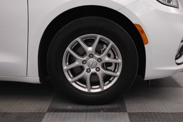 Used 2025 Chrysler Pacifica Select FWD image 14