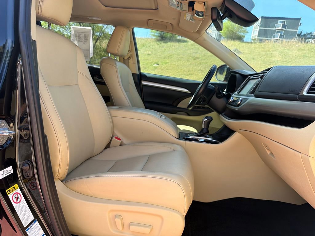 Used 2019 Toyota Highlander XLE AWD/4WD image 36