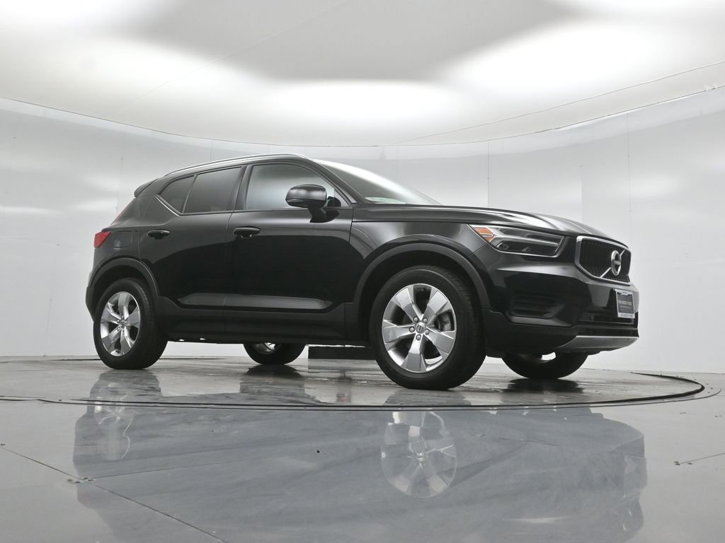 Used 2022 Volvo XC40 T5 Momentum image 3