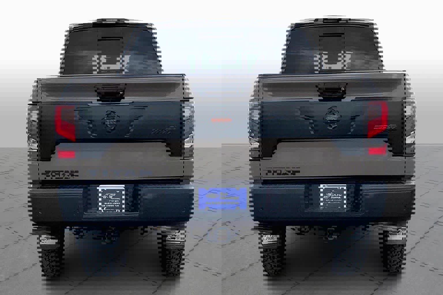 Used 2021 Nissan Titan PRO-4X w/ Pro-4x Convenience Package image 2