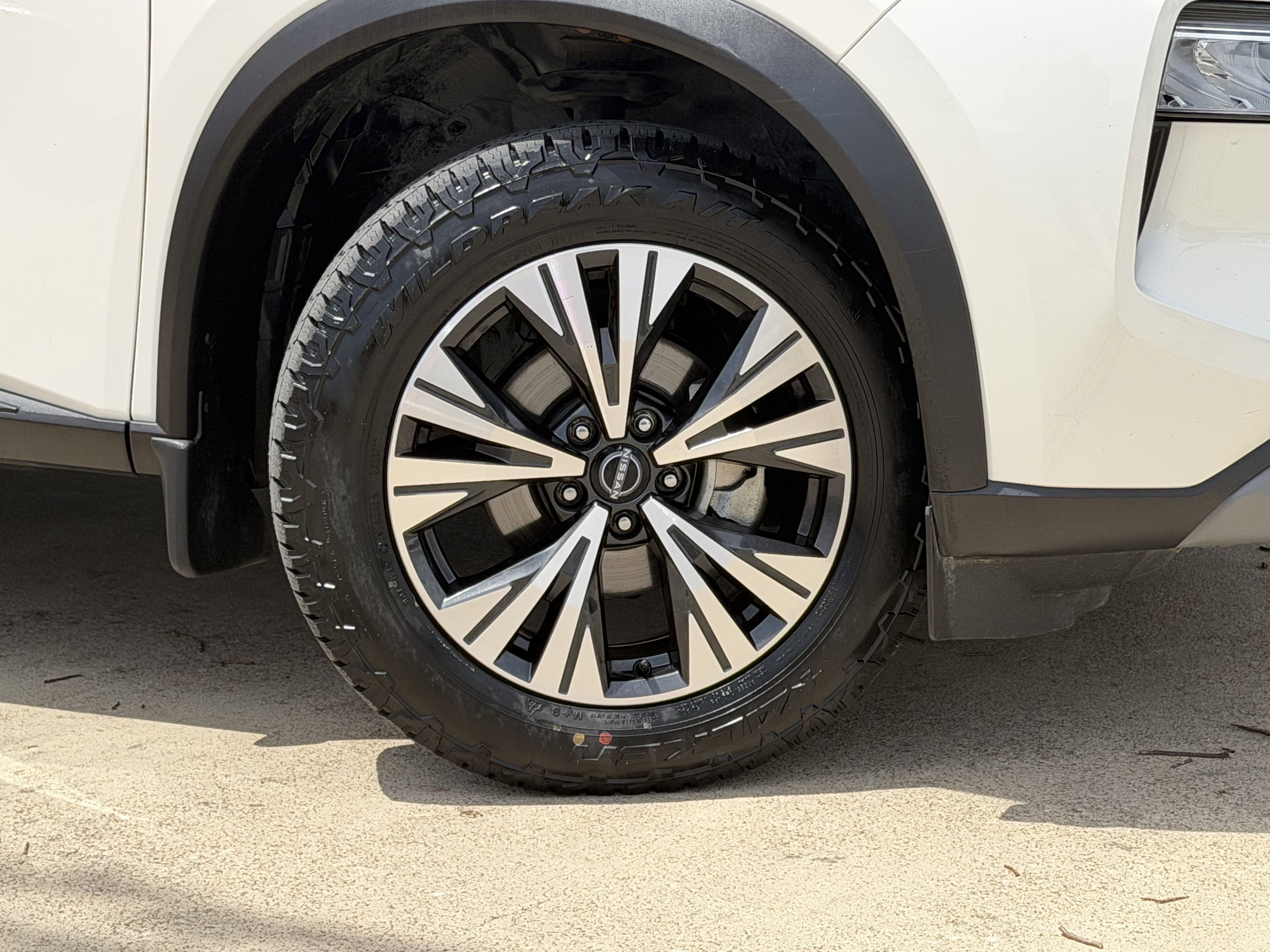 Used 2023 Nissan Rogue SV FWD image 3