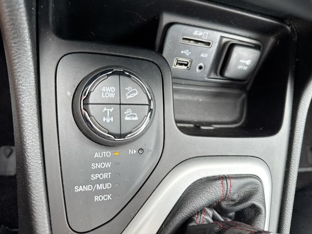 Used 2017 Jeep Cherokee Trailhawk AWD/4WD image 21