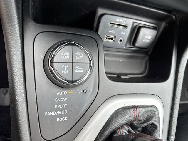 Used 2017 Jeep Cherokee Trailhawk AWD/4WD image 21