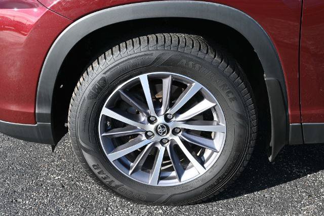 Used 2019 Toyota Highlander XLE AWD/4WD image 14